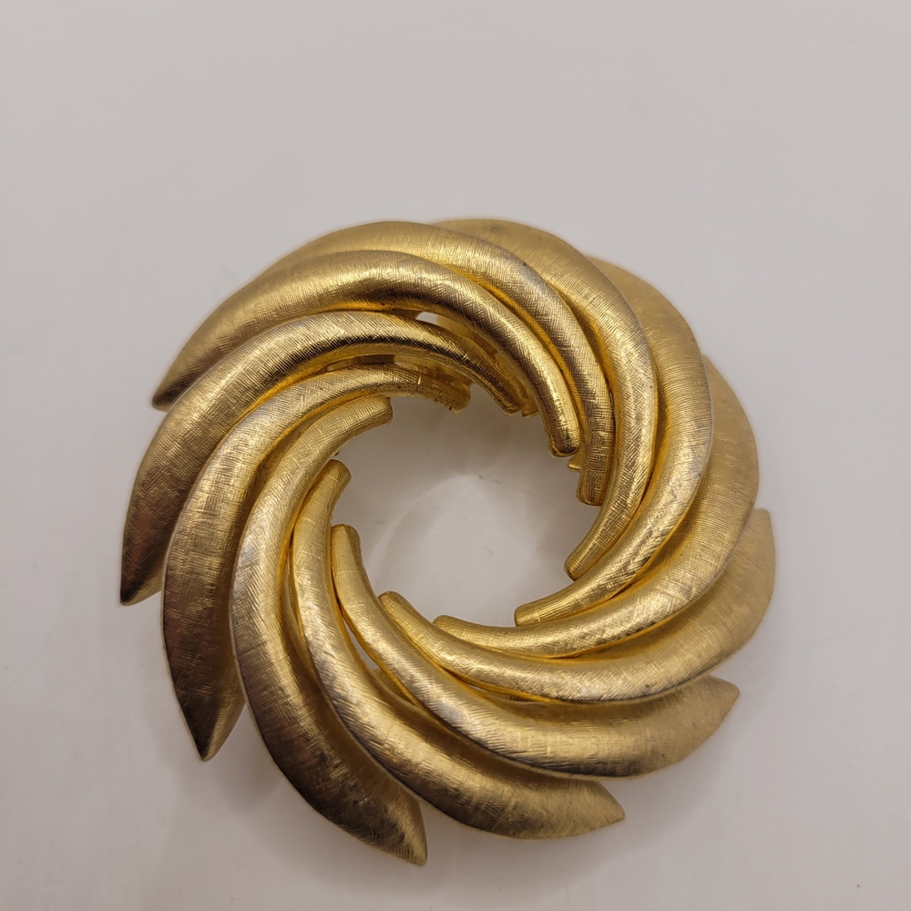 Vitage Gold Swirl Brooch Pin